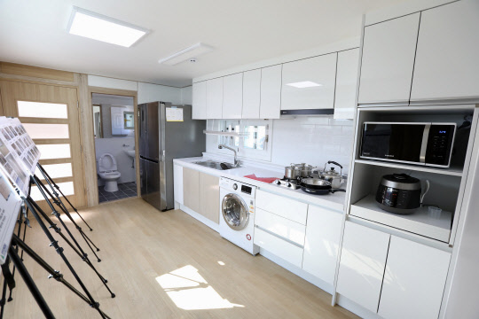 현대엔지니어링이 이번 '기프트하우스 캠페인 시즌5'의 일환으로 경남 의령, 경북 청송, 충북 옥천에 기증한 모듈러하우스 내부 전경. <현대엔지니어링 제공>